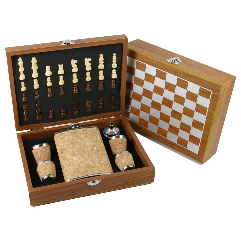 Set cadou Plosca cu accesorii si joc Sah, 24x18 CM, cu exterior pluta