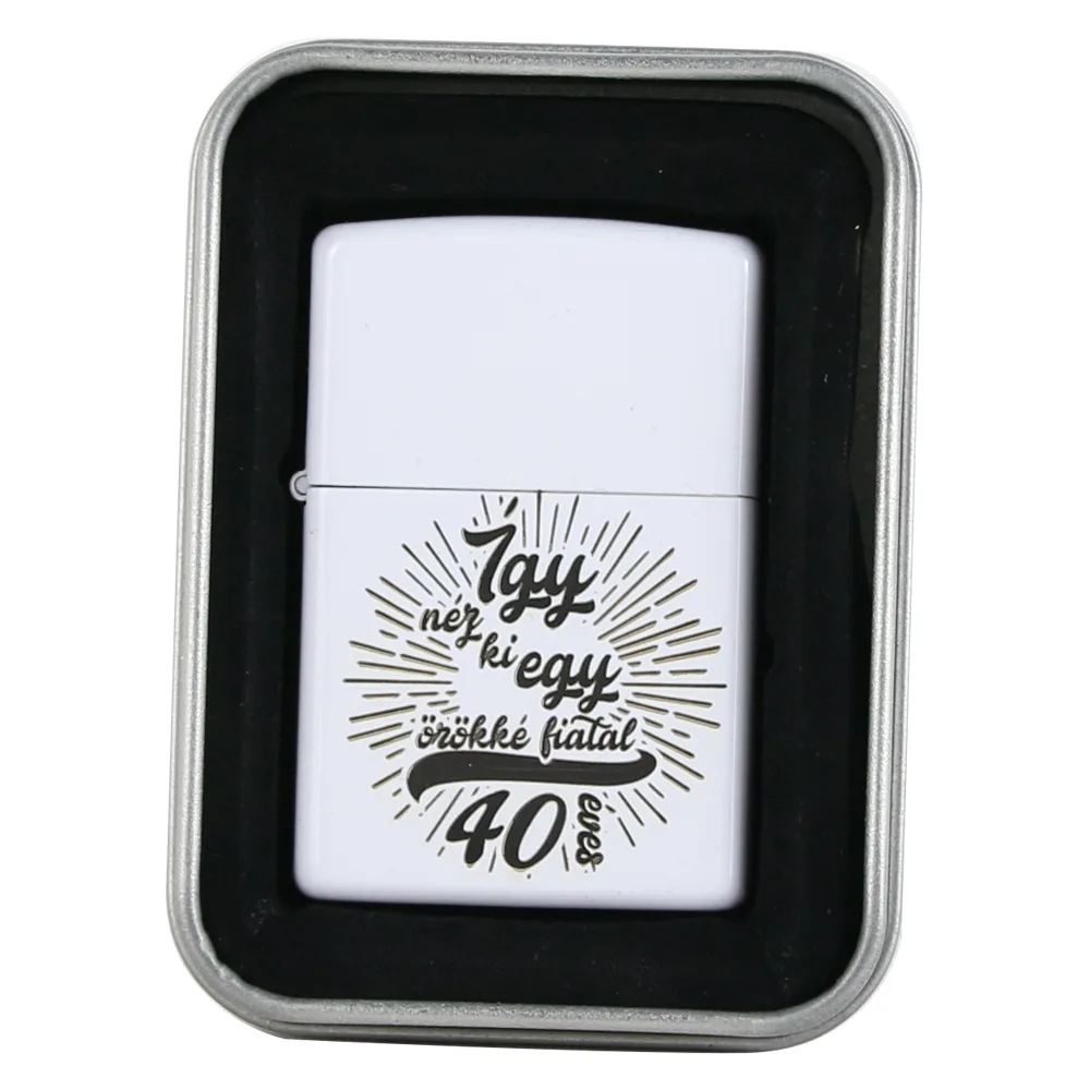 Bricheta metalica "Igy nez ki egy orokke fiatal 40 eves",  3.5x5 CM, Alb