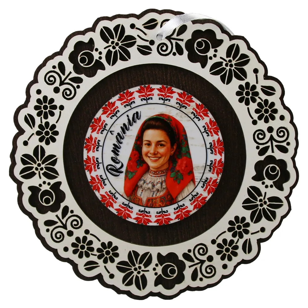Decoratiune de perete din lemn 18.5 cm "Romania" - Tarancuta cu batic