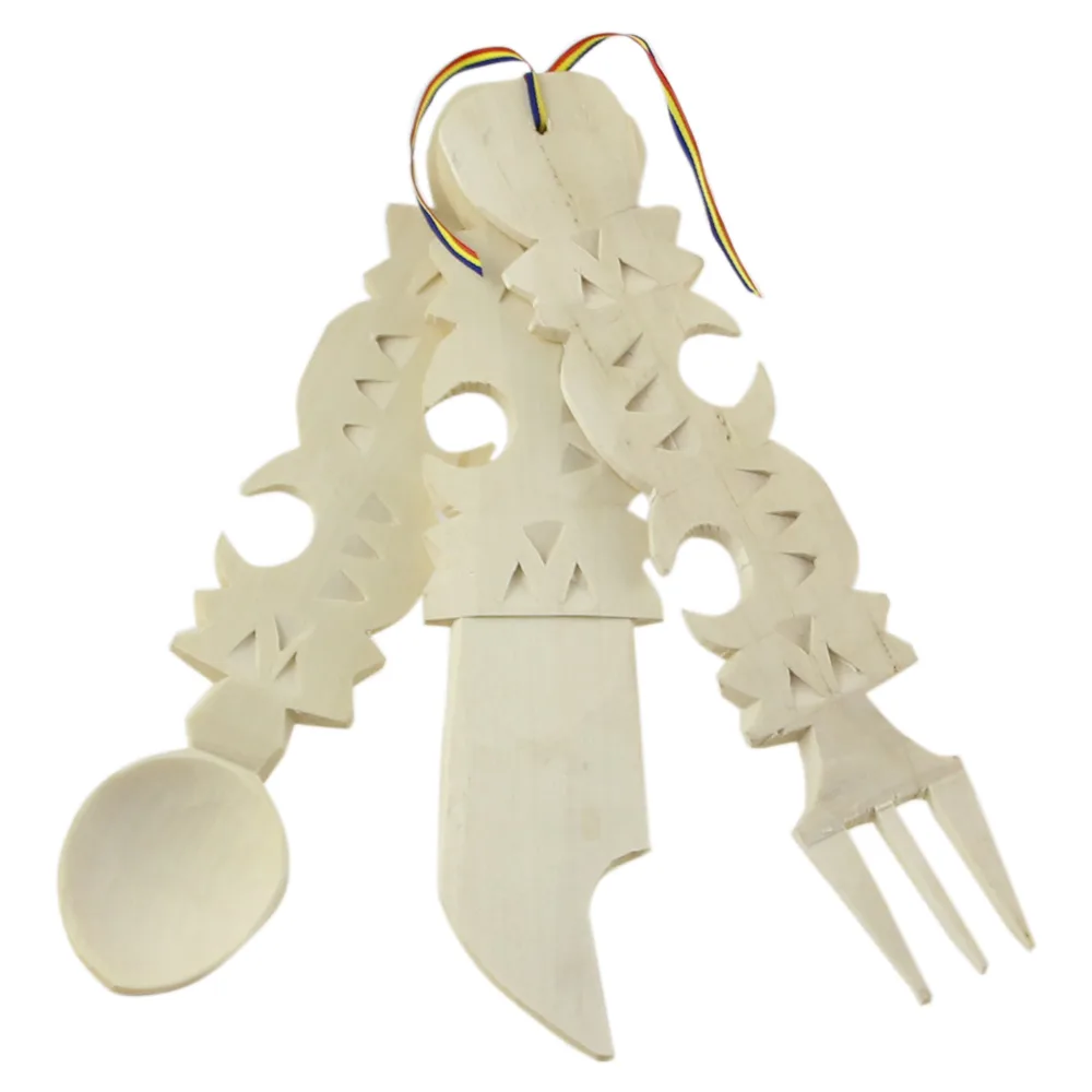 Set tacamuri traditionale sculptate din lemn natur, 23 cm