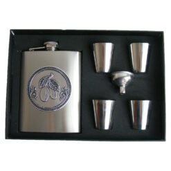 Set plosca cu palnie si 4 pahare din metal is cutie eleganta. cu decor embosat - Prune