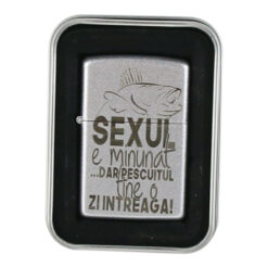Bricheta metalica "Pescuitul tine o zi...", 3.5x5.5 CM, Argintiu
