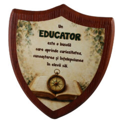 Placheta scut din lemn "Un Educator este o busola..." 22 x 26 cm