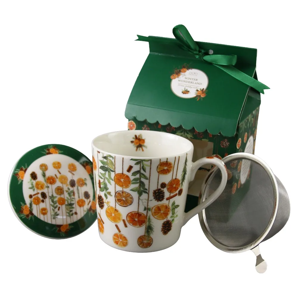 Cana de Craciun din portelan cu capac si infuzor metalic Winter Fruits, in cutie decorativa